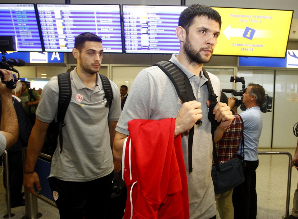 Επέστρεψε ο Ολυμπιακός από την Πόλη -«Περήφανοι που φτάσαμε στον τελικό» [εικόνες] | iefimerida.gr 4