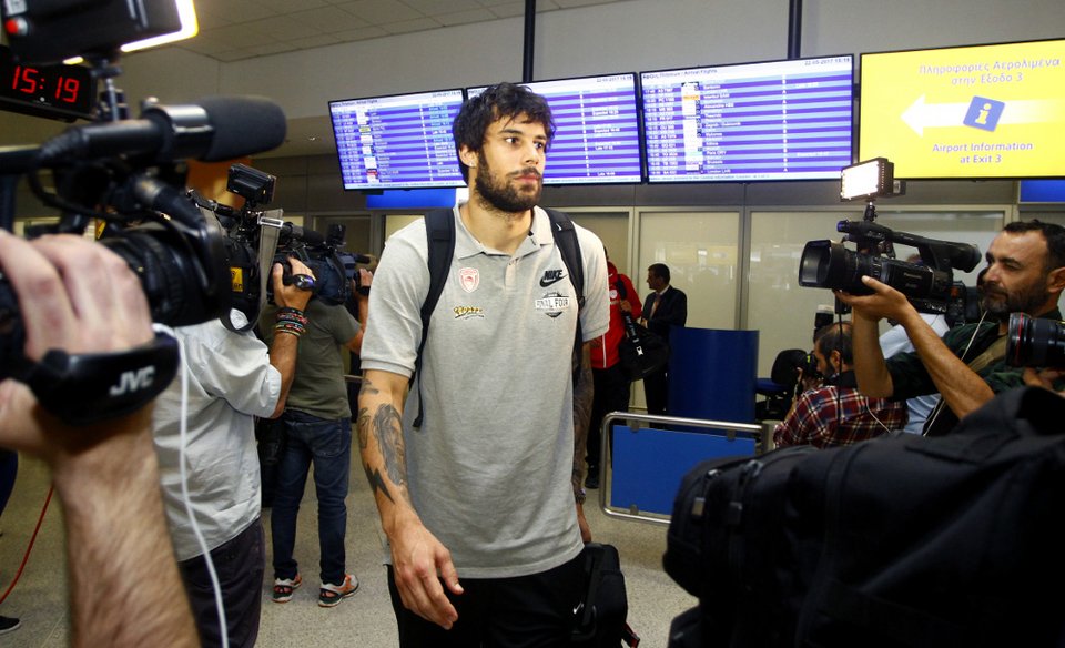 Επέστρεψε ο Ολυμπιακός από την Πόλη -«Περήφανοι που φτάσαμε στον τελικό» [εικόνες] | iefimerida.gr 3