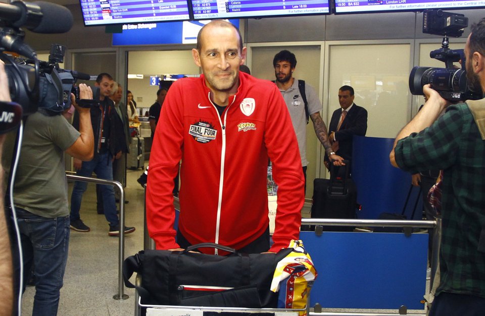 Επέστρεψε ο Ολυμπιακός από την Πόλη -«Περήφανοι που φτάσαμε στον τελικό» [εικόνες] | iefimerida.gr 1