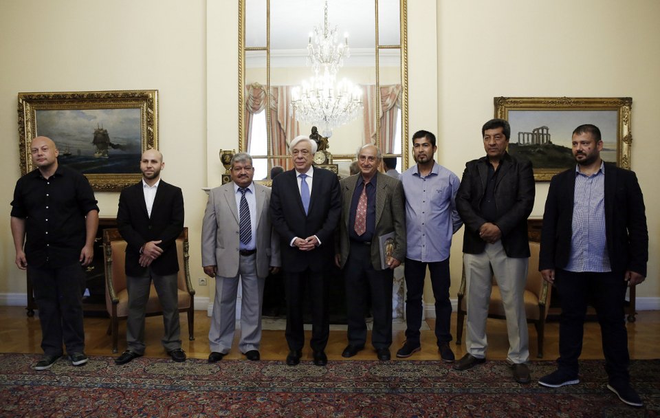 Ο ΠτΔ δέχτηκε ρακοσυλλέκτες που έφτασαν με δώρα στο Προεδρικό [εικόνες]   | iefimerida.gr 2