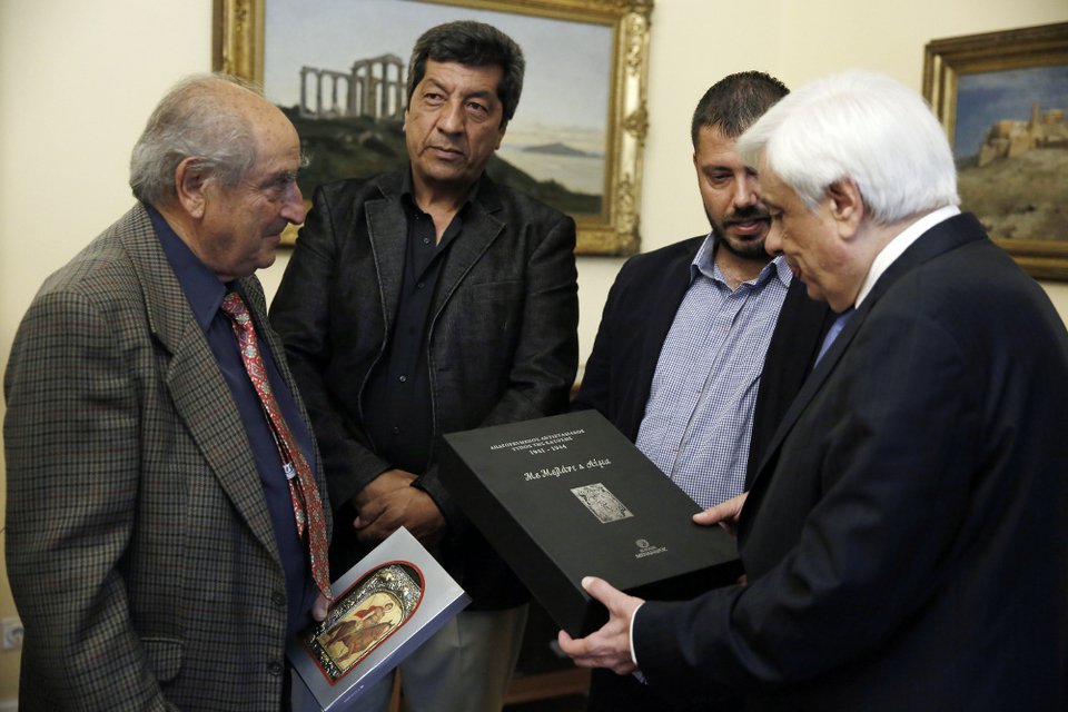 Ο ΠτΔ δέχτηκε ρακοσυλλέκτες που έφτασαν με δώρα στο Προεδρικό [εικόνες]   | iefimerida.gr 1