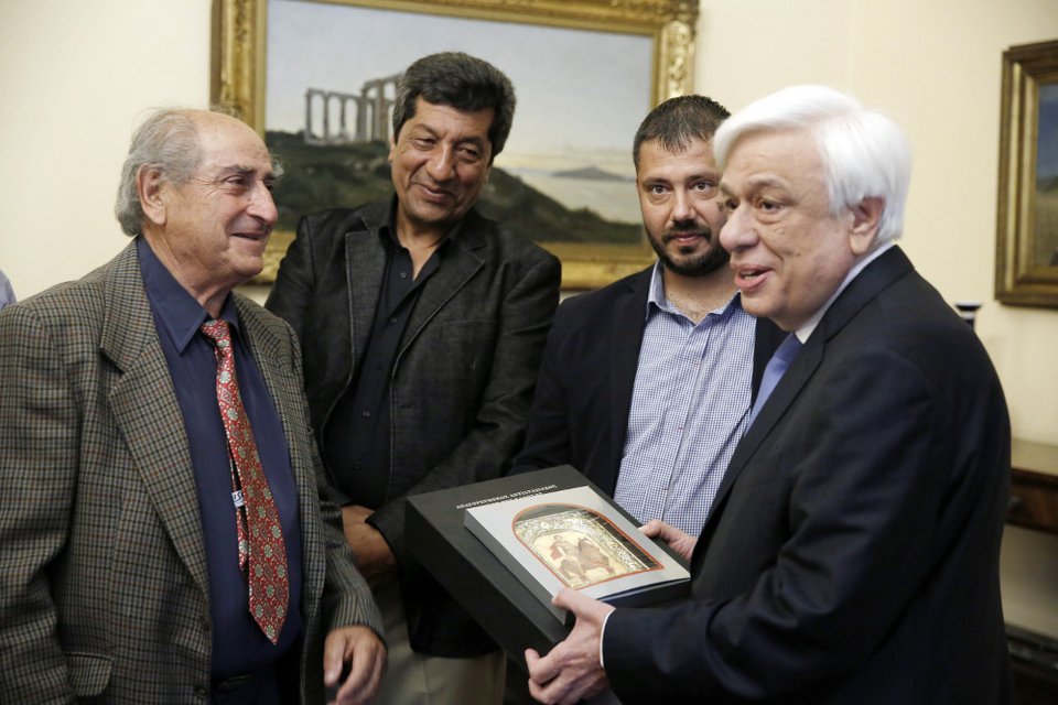 Ο ΠτΔ δέχτηκε ρακοσυλλέκτες που έφτασαν με δώρα στο Προεδρικό [εικόνες]   | iefimerida.gr 0