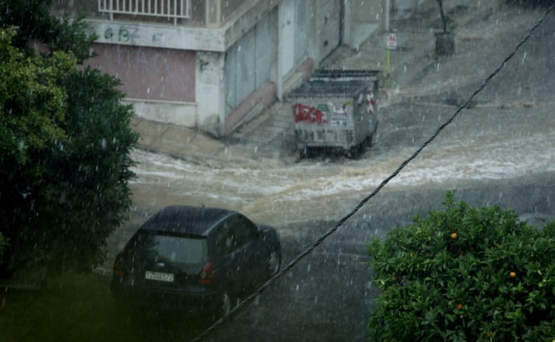Απίθανες εικόνες από το καλοκαιρινό μπουρίνι: Ο καταρράκτης στην Πλάκα, οι  τουρίστες με τις σακούλες στα κεφάλια... [εικόνες] | iefimerida.gr 2