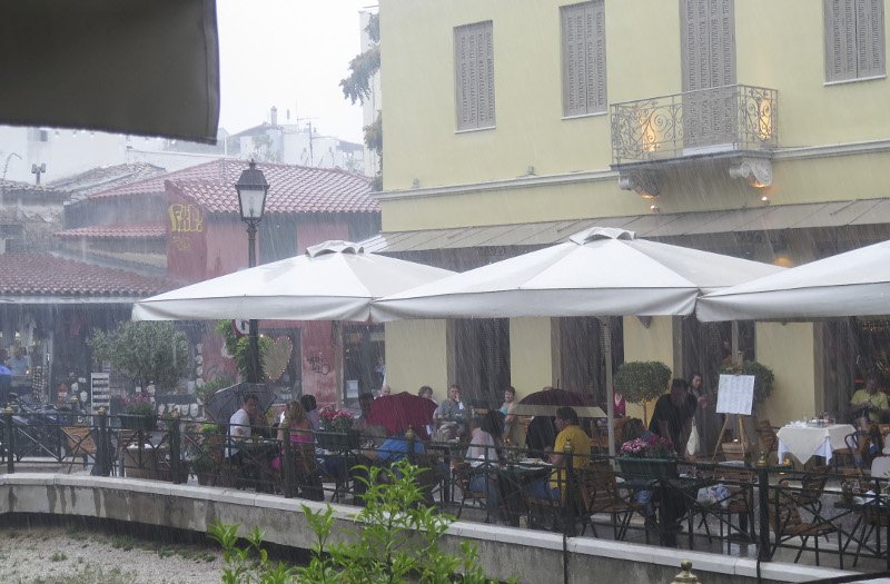 Απίθανες εικόνες από το καλοκαιρινό μπουρίνι: Ο καταρράκτης στην Πλάκα, οι  τουρίστες με τις σακούλες στα κεφάλια... [εικόνες] | iefimerida.gr 0