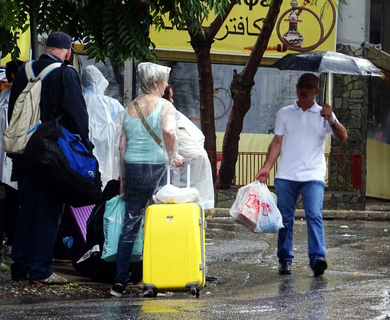 Απίθανες εικόνες από το καλοκαιρινό μπουρίνι: Ο καταρράκτης στην Πλάκα, οι  τουρίστες με τις σακούλες στα κεφάλια... [εικόνες] | iefimerida.gr 4