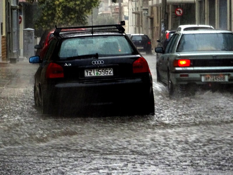Απίθανες εικόνες από το καλοκαιρινό μπουρίνι: Ο καταρράκτης στην Πλάκα, οι  τουρίστες με τις σακούλες στα κεφάλια... [εικόνες] | iefimerida.gr 3