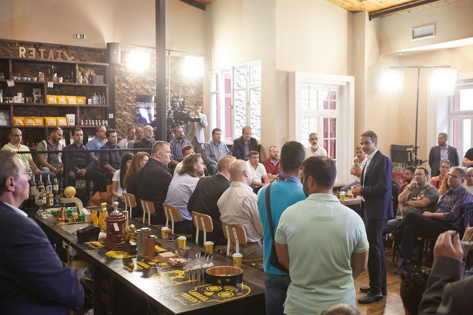 Συνάντηση Μητσοτάκη με εργαζόμενους σε σούπερ μάρκετ, ντελιβεράδες και σεκιουριτάδες [εικόνες] | iefimerida.gr 0