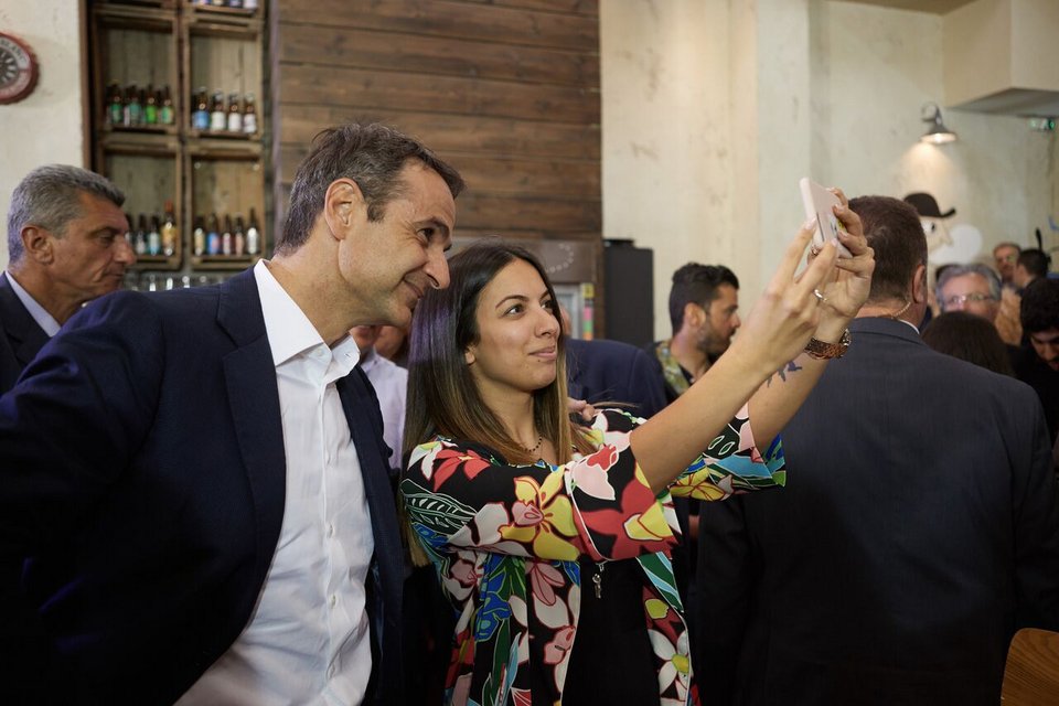 Συνάντηση Μητσοτάκη με εργαζόμενους σε σούπερ μάρκετ, ντελιβεράδες και σεκιουριτάδες [εικόνες] | iefimerida.gr 1