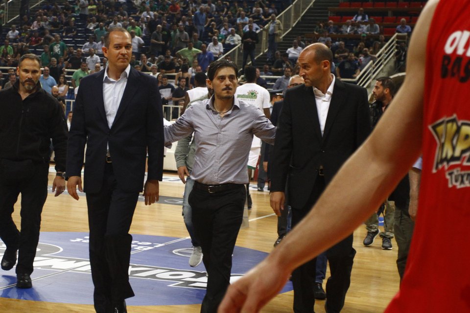 Κοινή είσοδος Γιαννακόπουλου με Αγγελόπουλους στο ΟΑΚΑ [εικόνες] | iefimerida.gr 0