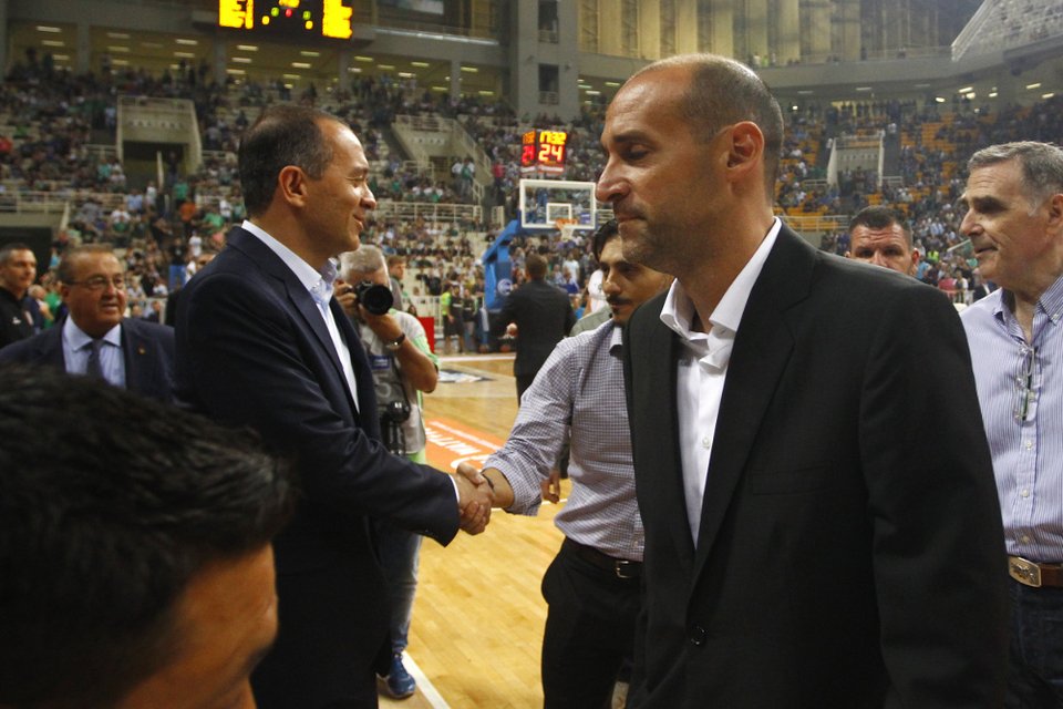 Κοινή είσοδος Γιαννακόπουλου με Αγγελόπουλους στο ΟΑΚΑ [εικόνες] | iefimerida.gr 1