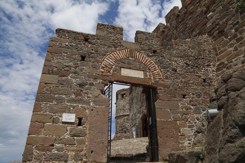 Ανοίγει και πάλι το κάστρο της Λέσβου που είχε υποστεί ζημιές από τον σεισμό [εικόνες]  | iefimerida.gr 0