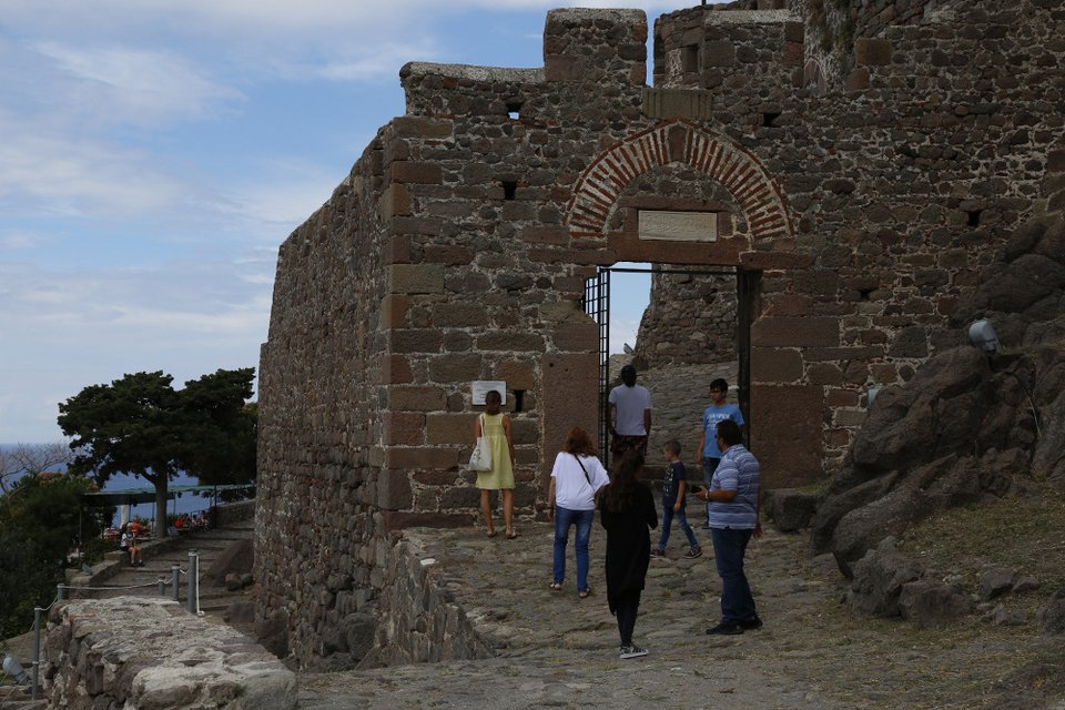Ανοίγει και πάλι το κάστρο της Λέσβου που είχε υποστεί ζημιές από τον σεισμό [εικόνες]  | iefimerida.gr 3
