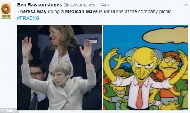 Η Τερέζα Μέι έκανε το πιο αδέξιο κύμα στο γήπεδο -Την κοροϊδεύει το Twitter [εικόνες] | iefimerida.gr 2