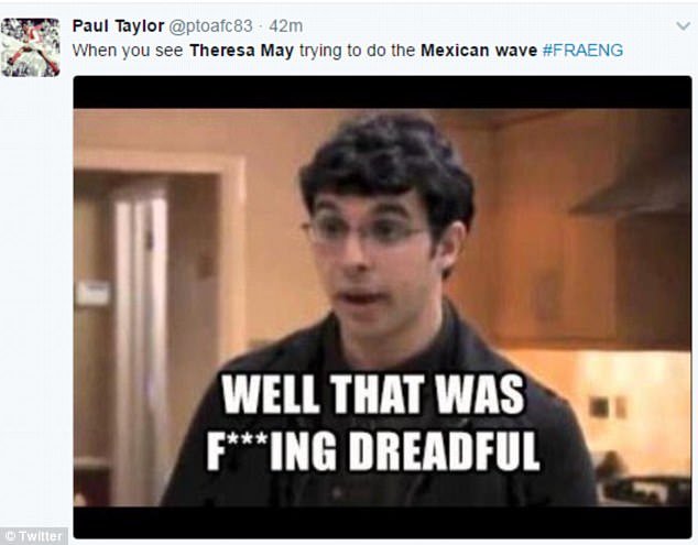 Η Τερέζα Μέι έκανε το πιο αδέξιο κύμα στο γήπεδο -Την κοροϊδεύει το Twitter [εικόνες] | iefimerida.gr 1