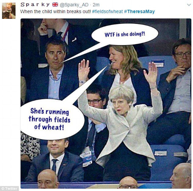 Η Τερέζα Μέι έκανε το πιο αδέξιο κύμα στο γήπεδο -Την κοροϊδεύει το Twitter [εικόνες] | iefimerida.gr 3