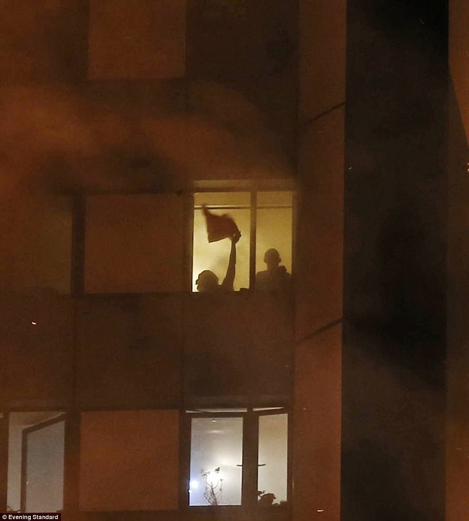 Λονδίνο: 100άδες αγνοούμενοι στον πύργο- «Κανείς δεν επέζησε στους 3 τελευταίους ορόφους» | iefimerida.gr 0