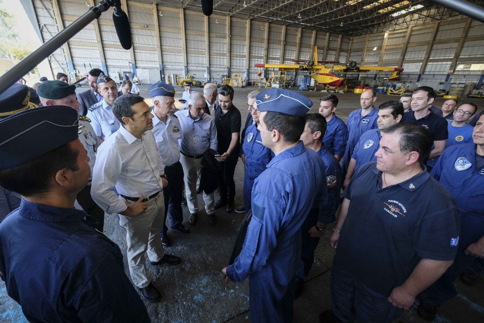 Η Μάνη καίγεται για τρίτη ημέρα και οι Τσίπρας, Τόσκας επιθεωρούν τα canadair στην Ελευσίνα | iefimerida.gr 0