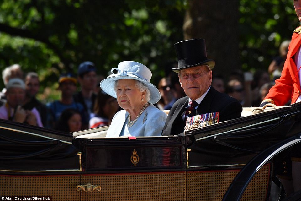 Οι γκριμάτσες του πρίγκιπα Tζορτζ και της αδερφής του Σάρλοτ στους εορτασμούς για τα 91α γενέθλια της Βασίλισσας Ελισάβετ [εικόνες] | iefimerida.gr 6