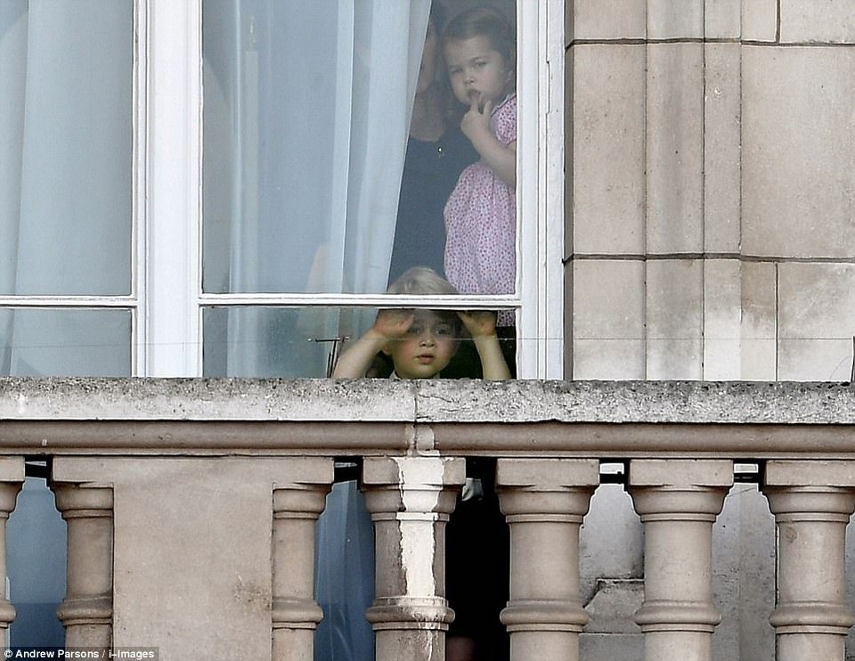 Οι γκριμάτσες του πρίγκιπα Tζορτζ και της αδερφής του Σάρλοτ στους εορτασμούς για τα 91α γενέθλια της Βασίλισσας Ελισάβετ [εικόνες] | iefimerida.gr 13