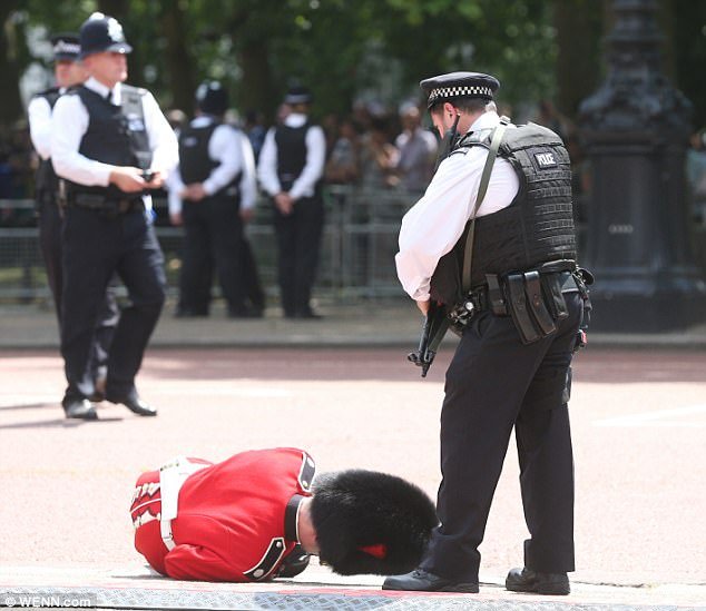Λιποθύμησαν 5 μέλη της βασιλικής φρουράς -Στην παρέλαση για τα γενέθλιά της Ελισάβετ [εικόνες & βίντεο] | iefimerida.gr 2