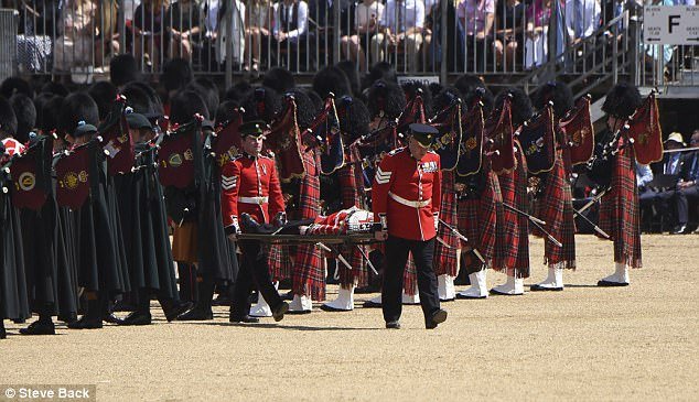 Λιποθύμησαν 5 μέλη της βασιλικής φρουράς -Στην παρέλαση για τα γενέθλιά της Ελισάβετ [εικόνες & βίντεο] | iefimerida.gr 3