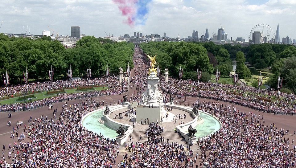 Οι γκριμάτσες του πρίγκιπα Tζορτζ και της αδερφής του Σάρλοτ στους εορτασμούς για τα 91α γενέθλια της Βασίλισσας Ελισάβετ [εικόνες] | iefimerida.gr 11