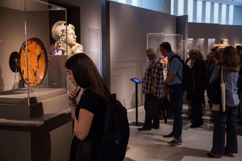 Αυτό είναι το πολιτιστικό προφίλ του μέσου Αθηναίου: Διαβάζει, πάει θέατρο και ακούει έντεχνα [έρευνα] | iefimerida.gr 2