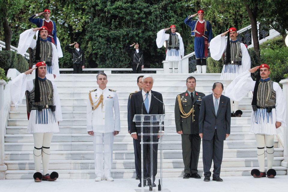 Στους κήπους του Προεδρικού η γιορτή της Δημοκρατίας -Ποιοι έδωσαν το «παρών» [εικόνες] | iefimerida.gr 1