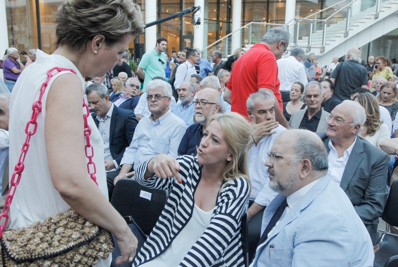 Ο ΣΥΡΙΖΑ πήγε Μέγαρο Μουσικής: Σέλφι, μοντέρνες τσάντες και φρέντο [εικόνες] | iefimerida.gr 0