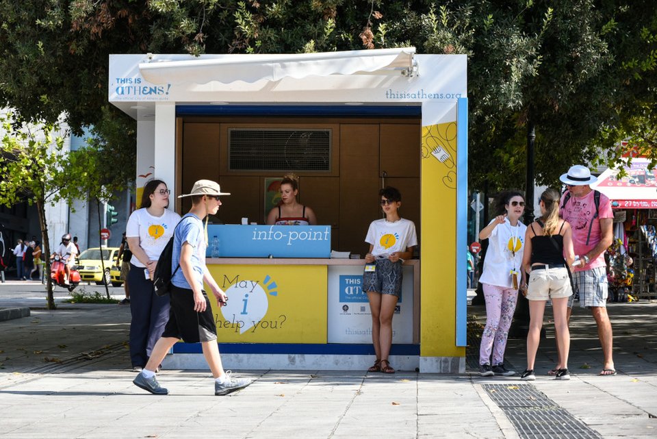 Greeters: Οι εθελοντές που μοιράζουν χάρτες, πληροφορίες και χαμόγελα στους τουρίστες στην Αθήνα [εικόνες] | iefimerida.gr 0