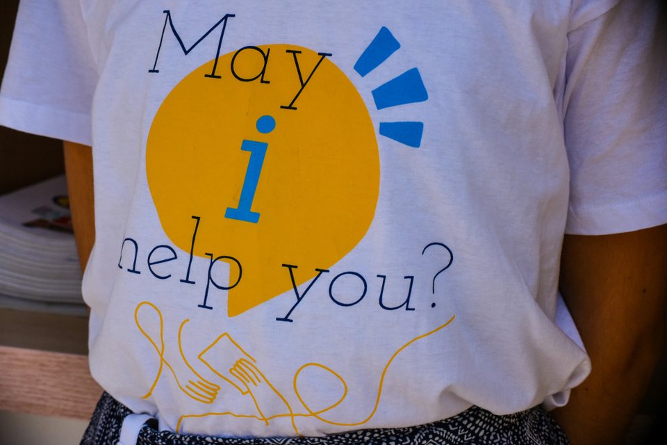 Greeters: Οι εθελοντές που μοιράζουν χάρτες, πληροφορίες και χαμόγελα στους τουρίστες στην Αθήνα [εικόνες] | iefimerida.gr 1