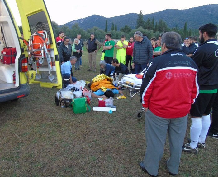 Απίστευτο: Το ιατρείο σε γήπεδο στην Κεφαλονιά είχε... ξαπλώστρες παραλίας, αντί για φορείο [εικόνες] | iefimerida.gr 0