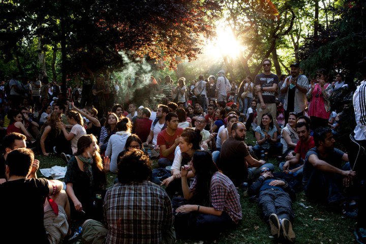 H «άλλη» Πλατεία Ταξίμ: Οι Τούρκοι διαδηλωτές αγκαλιάζονται, τραγουδούν, προσεύχονται [εικόνες] | iefimerida.gr 4