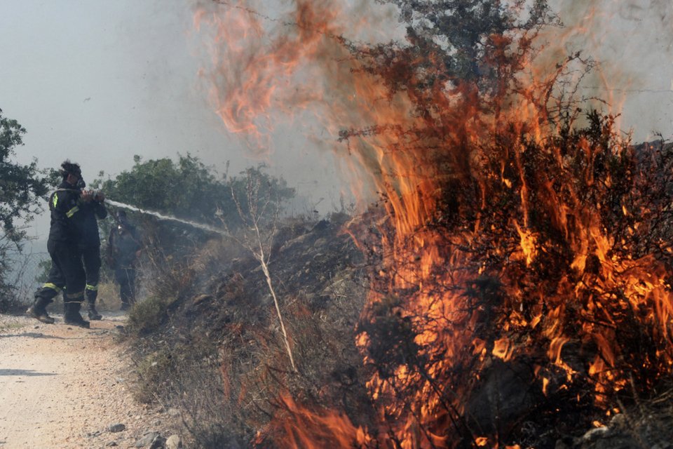 Πύρινος «εφιάλτης» για τρίτη νύχτα -Επεσε ο αέρας, παραμένουν οι φόβοι | iefimerida.gr 7