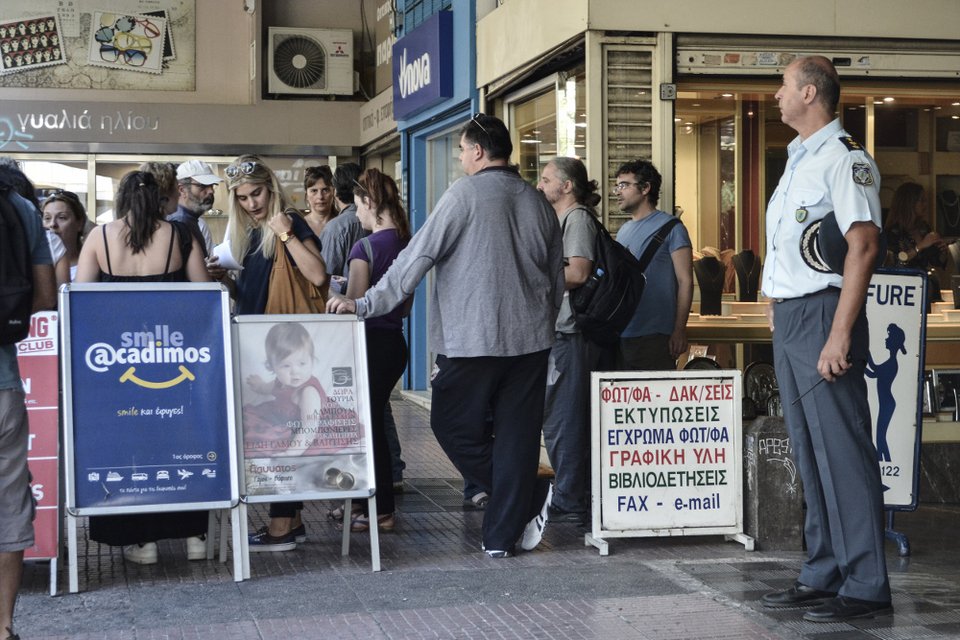 Τα δεδουλευμένα τους ζητούν οι έκτακτοι συμβασιούχοι του Υπουργείου Πολιτισμού [εικόνες]  | iefimerida.gr 2