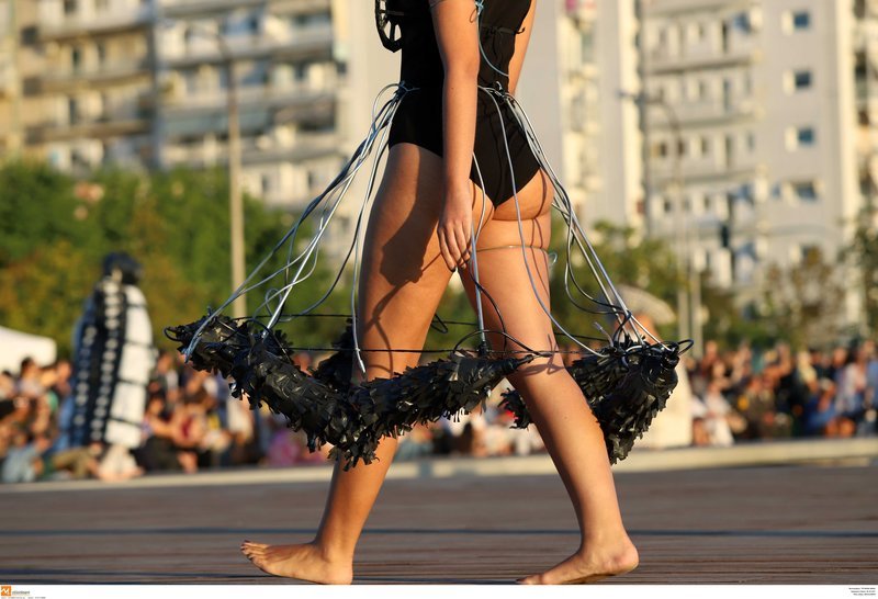 Θεσσαλονίκη: Πασαρέλα σήμερα στη νέα παραλία με ρούχα από χαρτιά και σακούλες [εικόνες] | iefimerida.gr 7