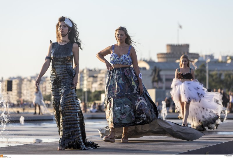 Θεσσαλονίκη: Πασαρέλα σήμερα στη νέα παραλία με ρούχα από χαρτιά και σακούλες [εικόνες] | iefimerida.gr 5