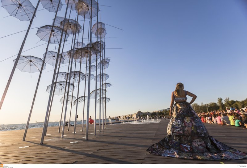 Θεσσαλονίκη: Πασαρέλα σήμερα στη νέα παραλία με ρούχα από χαρτιά και σακούλες [εικόνες] | iefimerida.gr 6