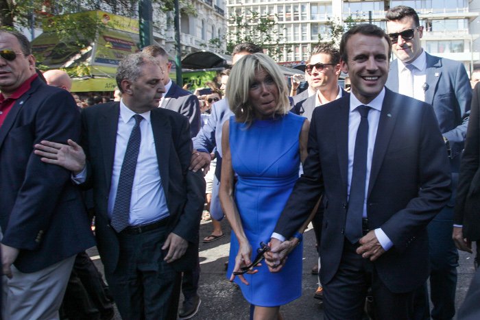 Η τελευταία έκπληξη των Μακρόν -Βόλτα σε Σύνταγμα-Ερμού, selfies και φιλιά με τον κόσμο! [εικόνες] | iefimerida.gr 2