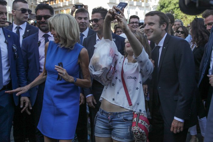 Η τελευταία έκπληξη των Μακρόν -Βόλτα σε Σύνταγμα-Ερμού, selfies και φιλιά με τον κόσμο! [εικόνες] | iefimerida.gr 4