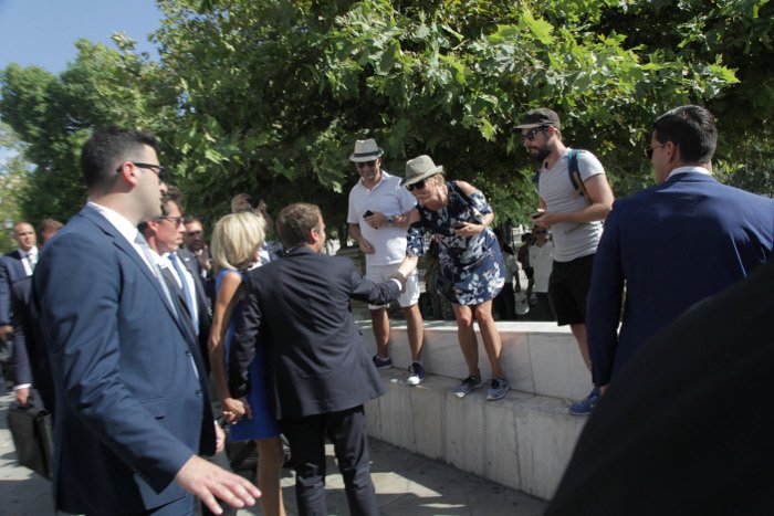 Η τελευταία έκπληξη των Μακρόν -Βόλτα σε Σύνταγμα-Ερμού, selfies και φιλιά με τον κόσμο! [εικόνες] | iefimerida.gr 0