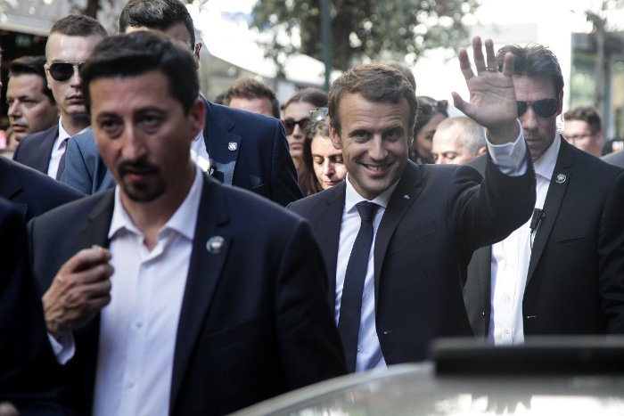 Η τελευταία έκπληξη των Μακρόν -Βόλτα σε Σύνταγμα-Ερμού, selfies και φιλιά με τον κόσμο! [εικόνες] | iefimerida.gr 3