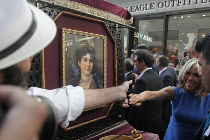 Η τελευταία έκπληξη των Μακρόν -Βόλτα σε Σύνταγμα-Ερμού, selfies και φιλιά με τον κόσμο! [εικόνες] | iefimerida.gr 5