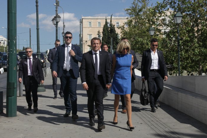 Η τελευταία έκπληξη των Μακρόν -Βόλτα σε Σύνταγμα-Ερμού, selfies και φιλιά με τον κόσμο! [εικόνες] | iefimerida.gr 1