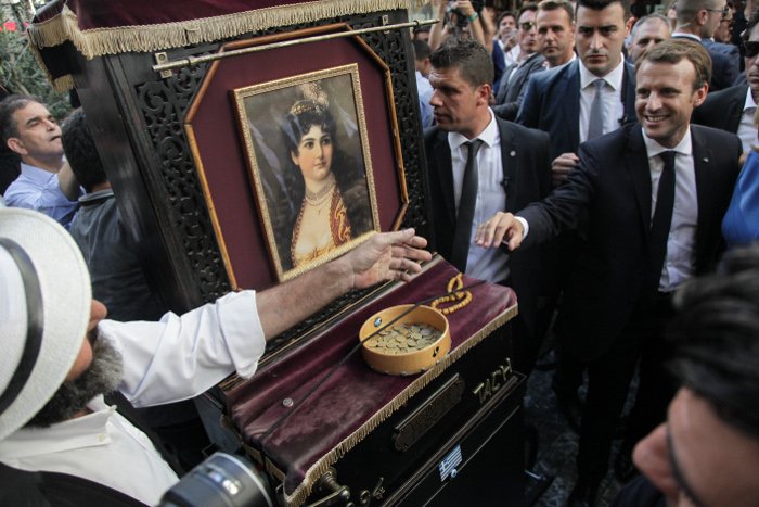 Η τελευταία έκπληξη των Μακρόν -Βόλτα σε Σύνταγμα-Ερμού, selfies και φιλιά με τον κόσμο! [εικόνες] | iefimerida.gr 6