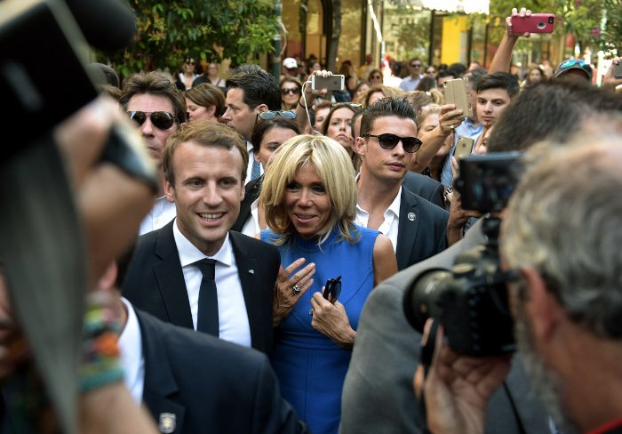 Η τελευταία έκπληξη των Μακρόν -Βόλτα σε Σύνταγμα-Ερμού, selfies και φιλιά με τον κόσμο! [εικόνες] | iefimerida.gr 10