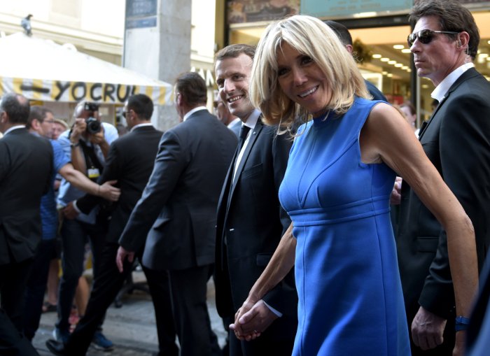 Η τελευταία έκπληξη των Μακρόν -Βόλτα σε Σύνταγμα-Ερμού, selfies και φιλιά με τον κόσμο! [εικόνες] | iefimerida.gr 9