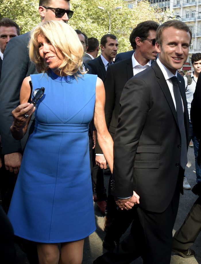 Η τελευταία έκπληξη των Μακρόν -Βόλτα σε Σύνταγμα-Ερμού, selfies και φιλιά με τον κόσμο! [εικόνες] | iefimerida.gr 8