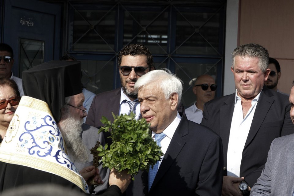 Η εξομολόγηση Παυλόπουλου σε μαθητές σχολείου στον Κάλαμο [εικόνες]   | iefimerida.gr 0