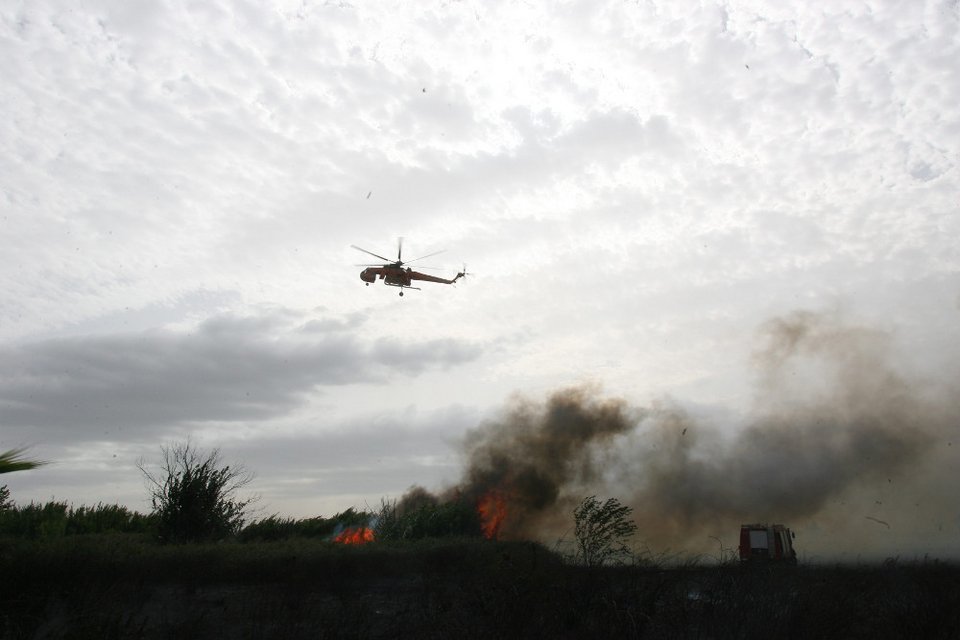 Ολονύχτια μάχη με τις φλόγες στην Καβάλα [εικόνες]  | iefimerida.gr 0